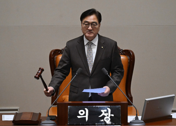 우원식 국회의장이 윤대통령 탄핵소추안이 투표 불성립으로 자동폐기를 선언하고 있다. 