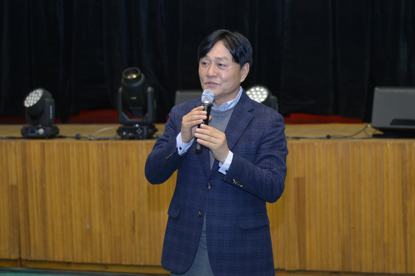 박용철 강화군수가 군립합창단 정기공연에서 인사말을 하고 있다. ⓒ 강화군 제공