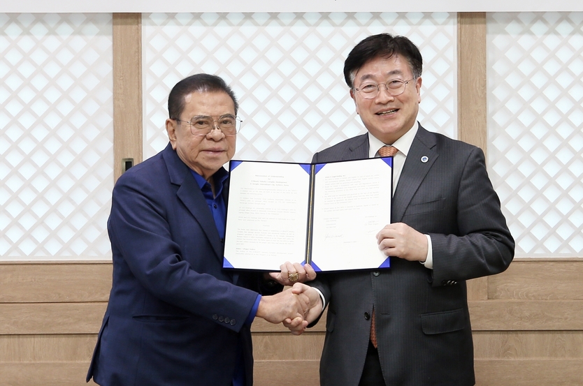 윤원석 인천경제청장(오른쪽)과 루이스 샤빗 싱손 LCS그룹 회장이 9일 송도지타워에서 K-뷰티산업 콤플렉스 유치를 위한 양해각서를 체결했다. ⓒ 인천경제청 제공