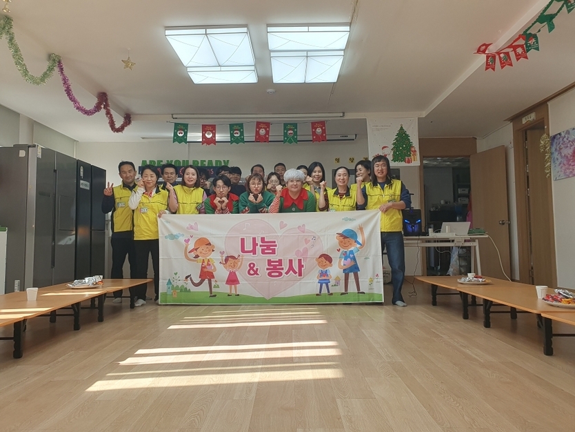 SBS 공채 개그맨 권혁진과 개그우먼 출신 윤효동, KBS 공채 개그맨 출신 정진영, 그리고 나눔&봉사 안민영 단장과 단원들이 명륜보육원에서 봉사활동을 펼친 후 기념촬영을 하고 있다.