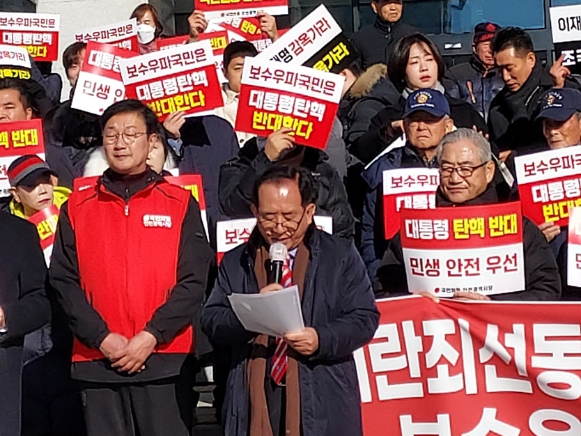 범시민연대 진유신 목사(전국지역교회연합 인천시 대표회장)의 성명서 낭독을 하고 있다. ⓒ 우리일보 db
