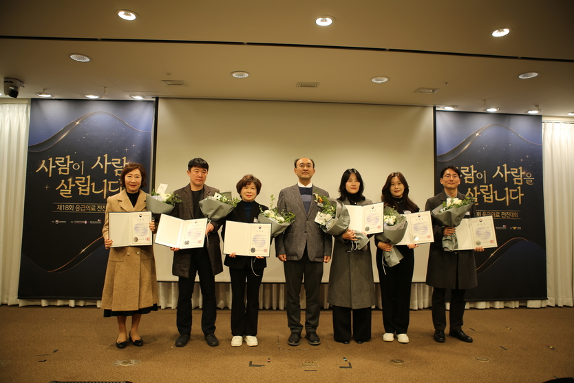 인천 나은병원 지희숙 이사장이 보건복지부장관 표창을 수여하고 기념촬영을 하고 있다. (맨 왼쪽) ⓒ 나은병원 제공