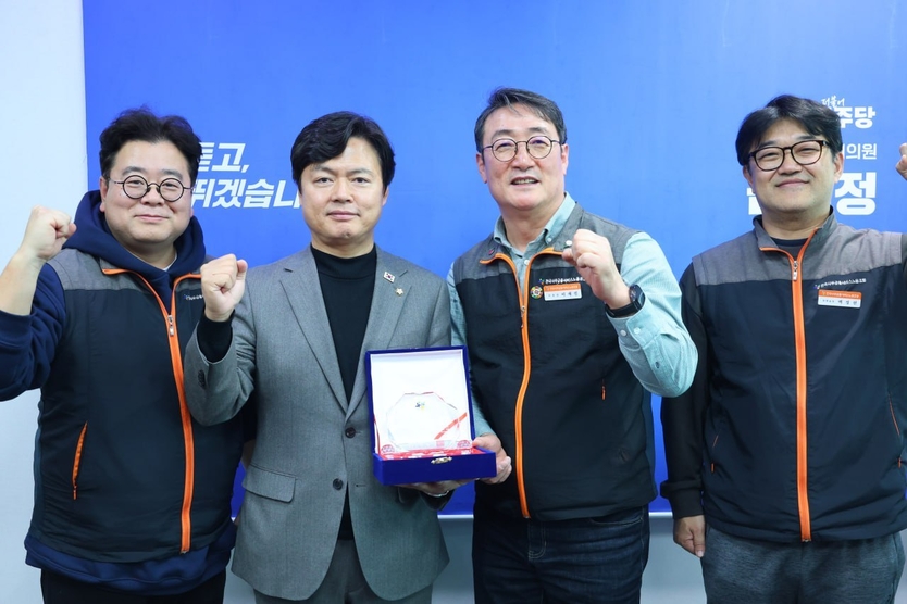 김현정 국회의원(왼쪽에서 두번째)은 12일 전국사무금융서비스노동조합(위원장 이재진)으로 부터 2024년 국정감사에서 노동자 권익 보호와 금융 공공성 강화를 위한 문제 해결에 앞장 선 공로로 감사패를 받았다.