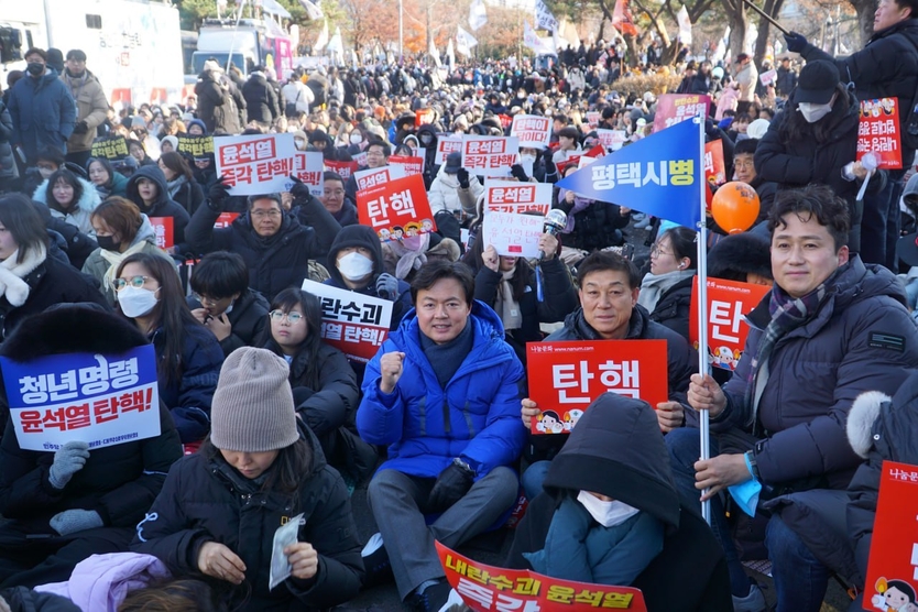 김현정 국회의원(더불어민주당, 평택시병)이 14일 여의도 국회의사당 앞에서 열린 '12·3 내란' 혐의를 받는 윤석열 대통령에 대한 탄핵소추안 가결을 촉구하는 집회에 참석해 지역구 시민들과 함께 했다. 