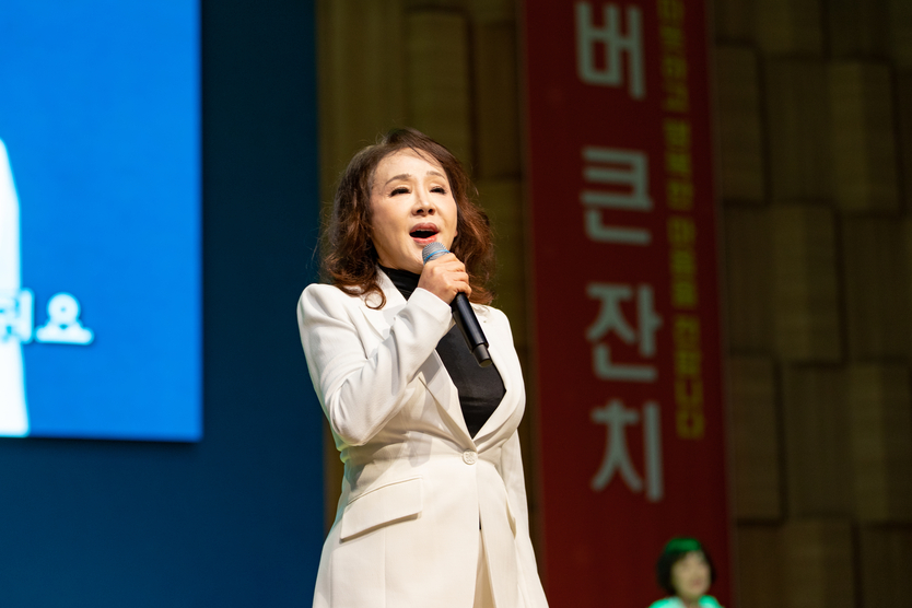 초청가수 김수희씨가 자신의 힛트곡을 열창을 하고 있다. ⓒ 대한실버회 인천지부 제공
