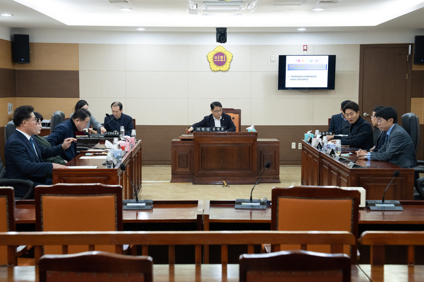김대중 건설교통위원장이 인천시의회 제2차 정례회 제7차 건설교통위원회 윤영전경 ⓒ 인천시의회 제공