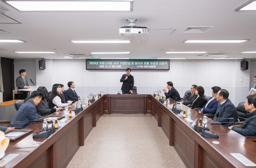 강범석 서구청장이 인천 서구, 2024년 자랑스러운 서구 기업인 및 일자리 창출에 대한 설명을 하고 있다. ⓒ 인천서구 제공