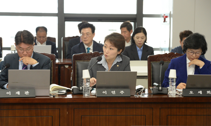 이언주 의원이 국회 산업통상자원중소벤처기업위원회 회의에서 안덕근 산업통상자원부 장관에게 현안질의를 하고 있다.(사진=이언주의원사무실)