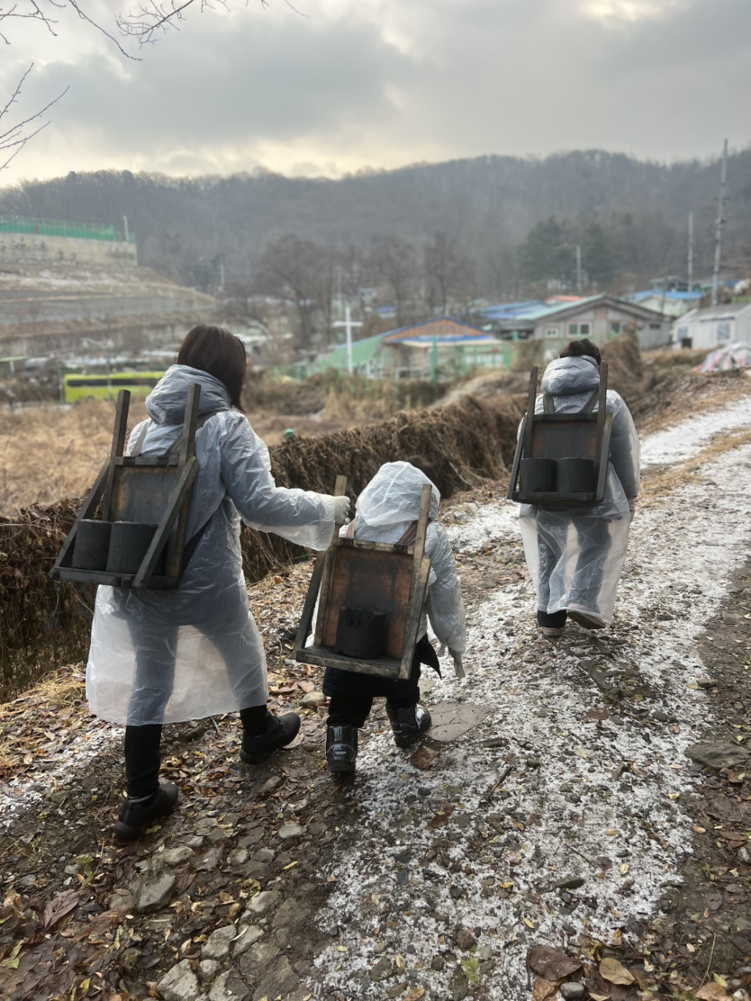 우리봉사회가 지역 취약계층을 위한 온기를 전하는 사랑 연탄 나눔 봉사활동을 진행하고 있다.(사진=우리봉사회)