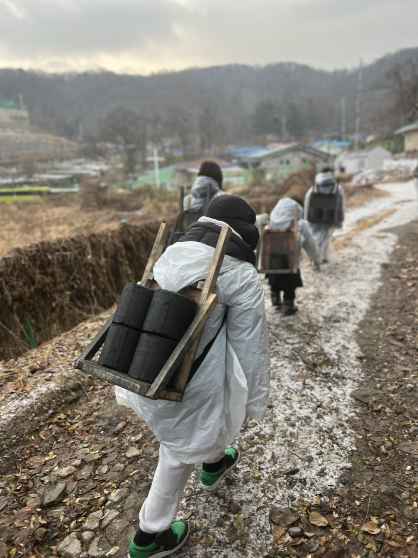 우리봉사회가 지역 취약계층을 위한 온기를 전하는 사랑 연탄 나눔 봉사활동을 진행하고 있다.(사진=우리봉사회)