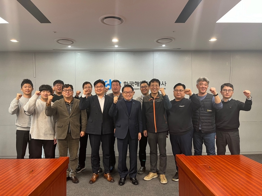 올해 4분기 전해노련 정기회의 참석자들이 한국해양진흥공사 안병길 사장과 함께 파이팅 구호를 외치고 있다.(사진=전국해양수산노동조합연합)