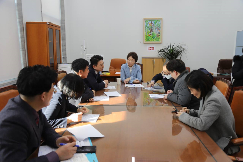 이언주 국회의원(더불어민주당 최고위원, 용인시정, 가운데)이 26일 국회 본청에서 윤진한 교통부 철도국장과 만나 구성역 복복선 사업과 동백~신봉선 사업 진행현황을 보고받고 있다.(사진=이언주의원사무실)