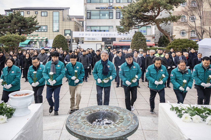 윤환 계양구청장과 간부공무원, 사회단체장 등호국영령의 넋을 기리며 헌화와 분향,제주항공 여객기 사고 희생자 추모 묵념으로 애도 ⓒ계양구청