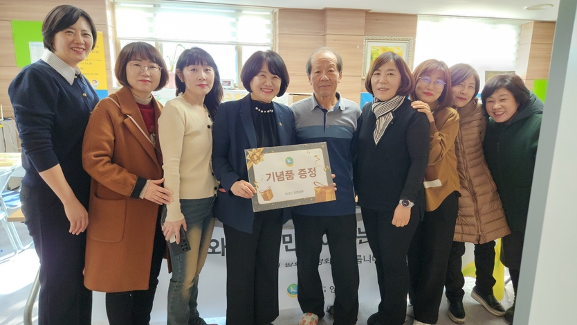 간담회 참석자들이 기념촬영을 하고 있다.(사진=IWPG 인천지부)