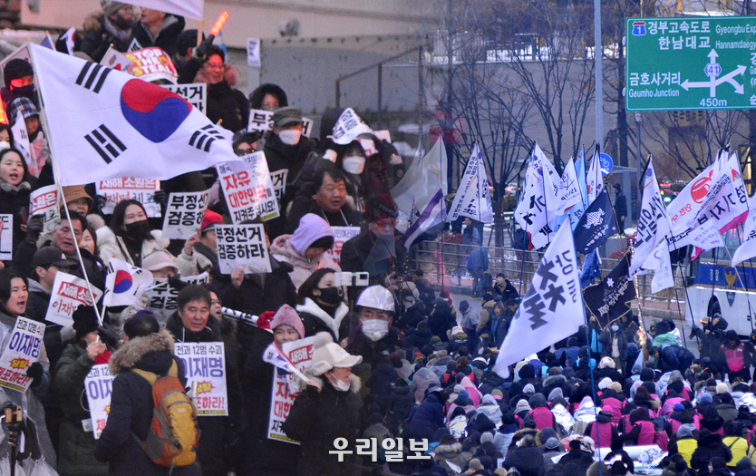 왼쪽 보수진영 ,오른쪽 진보진영 밤샘 찬반집회 ⓒ 최은준기자 