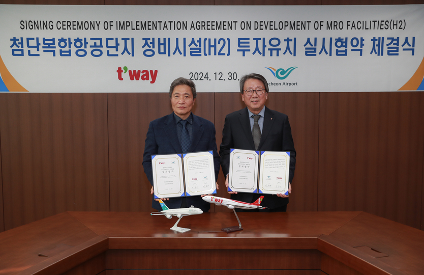지난달 30일 인천국제공항공사 청사에서 열린 ‘첨단복합항공단지 정비시설(H2) 투자유치 실시협약 체결식’에서 인천국제공항공사 이학재 사장(사진 왼쪽)과 주식회사 티웨이항공 정홍근 대표이사(사진 오른쪽)가 협약 체결 후 기념촬영을 하고 있다. ⓒ 인천국제공항공사 제공