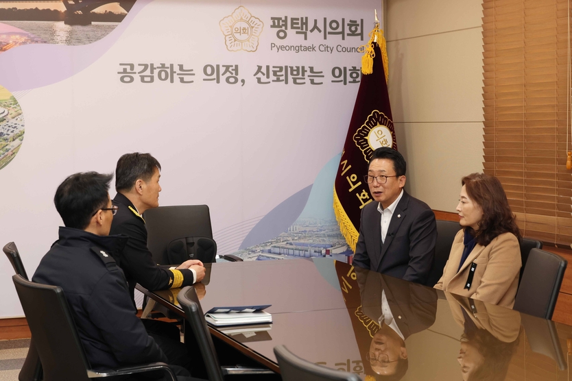 강정구 평택시의회 의장, 평택소방서장 접견하고 있다. ⓒ 평택시의회 제공