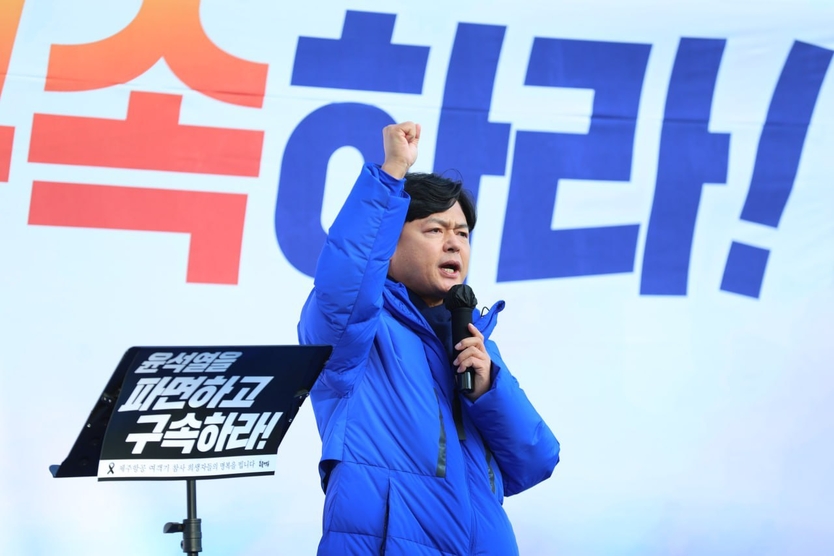 김현정 국회의원(더불어민주당, 평택시병)이 4일 안국역 인근에서 열린 촛불문화제에 참석해서 윤석열 대통령 파면과 사회대개혁을 촉구했다.(사진=김현정의원사무실)