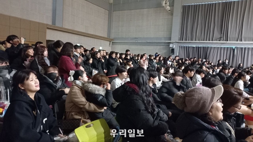 9일 졸업식에 청운관을 가득히 메운 학부모들이 졸업식 행사를 지켜보는 모습