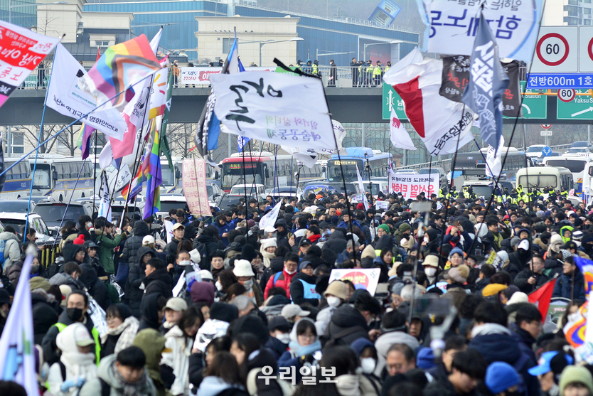 "12·3 계엄 사태 이후 윤석열 대통령 파면 논란, 찬반으로 갈라진 국민들" ⓒ 사진 최은준기자 