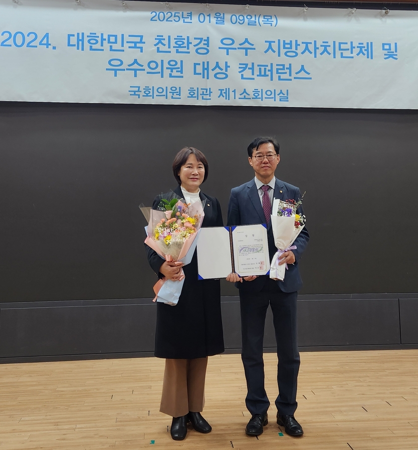 이정순 남동구의회 의장이 대한민국 친환경 우수의원 수상하고 있다. ⓒ 남동구의회 제공
