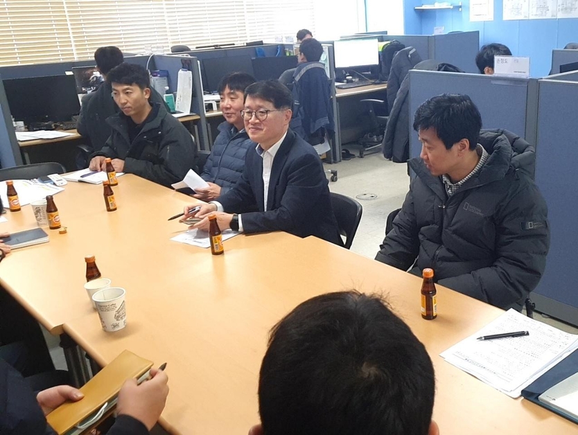 민길수 중부지방고용노동청장이 인천 연수구 소재 공장 연구동 건물 건설현장의 원청 현장사무실을 방문해 회사 관계자와 체불 발생 협력업체 대표 등을 만나 조속한 임금체불 청산 및 원ㆍ하청 협조를 당부했다.(사진=중부지방고용노동청)