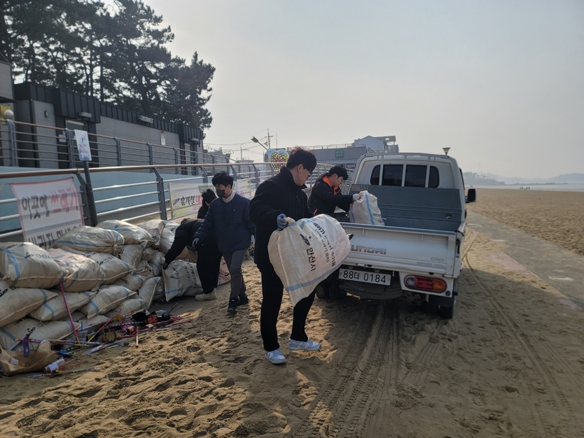 안산시 대부해양본부 직원들이 대부도 방아머리 해변 일대 환경정화 활동을 진행하고 있다.ⓒ안산시
