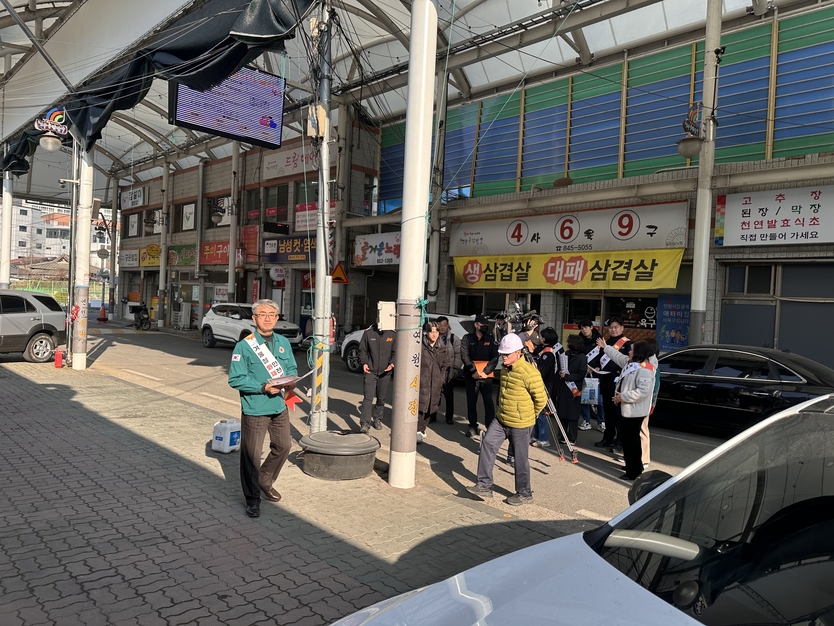충주시가 설 명절을 앞두고 많은 시민이 찾을 것으로 예상되는 전통시장에 대해 화재 예방 홍보와 현장 안전 점검을 진행했다.ⓒ충주시