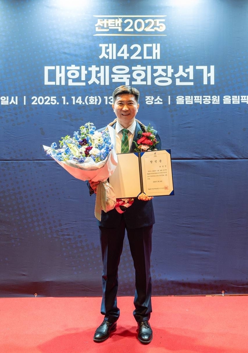 부천시 홍보대사인 유승민 대한체육회장 당선자가 당선 확정 후 기뻐하고 있다.ⓒ 부천시제공 