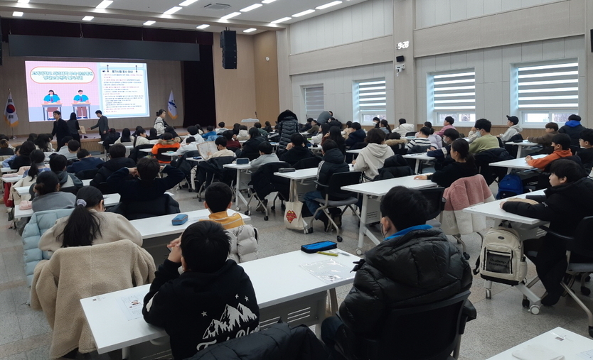 고려대 안산병원 영재교육센터 필기시험에 참가한 학생들이 시험을 준비하고 있다.(사진=안산시)
