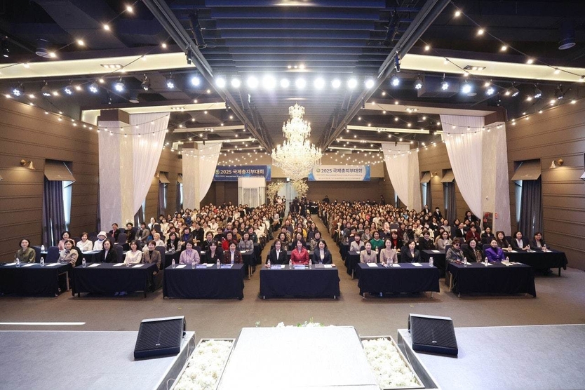 ㈔세계여성평화그룹(IWPG) 자문위원, 홍보대사, 평화위원, 직원들을 포함해 약 600명의 ‘2025 국제총지부대회’ 참석자가 21일 대구 중앙컨벤션센터에서 기념사진을 촬영하고 있다. ⓒ IWPG 제공 