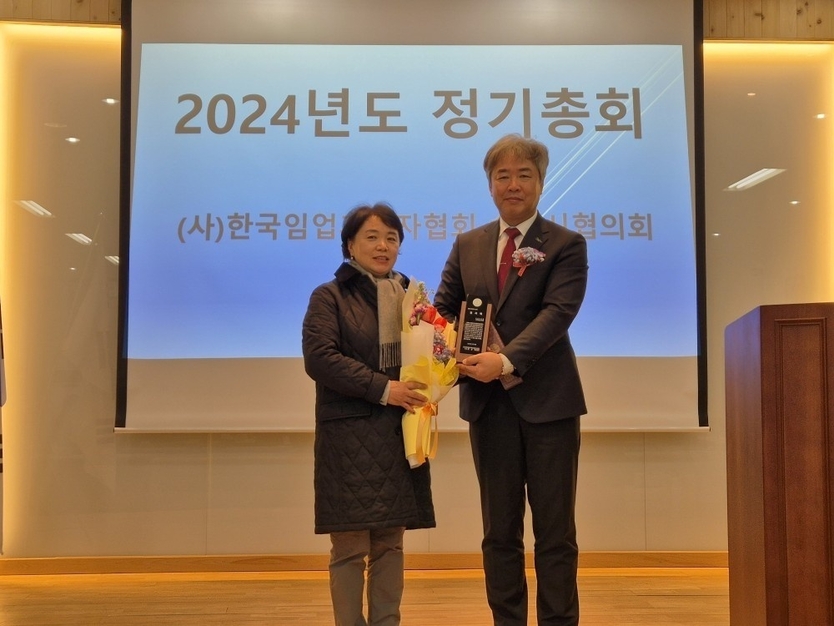 순천시의회 김미연의원, 사)한국임업후계자협회 순천시 감사패 수상하고 있다. ⓒ 순천시의회 제공