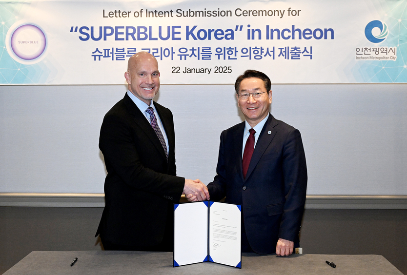 유정복 인천시장이 다니엘 돌란 최고경영자로 부터 ‘슈퍼블루 코리아’를 인천에 유치하는 의향서를 전달받고 있다. ⓒ 인천시 제공