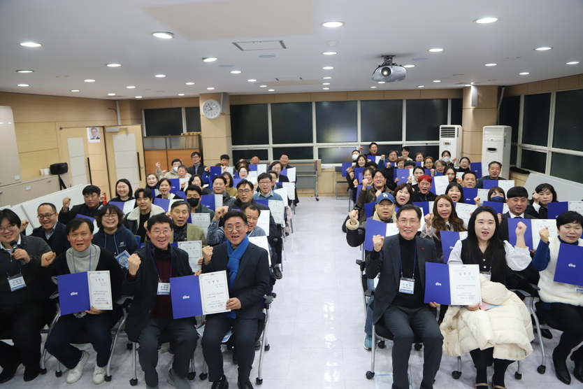 더불어민주당 인천시당은 인천시당 세미나실에서 인천시당 홍보소통위원회 발대식과 임명장 수여식을 진행하고 기념촬영을 하고 있다.ⓒ더불어민주당 인천시당