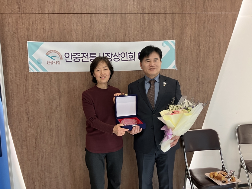 이병진 국회의원(오른쪽)이 안중시장 상인회로부터 감사패를 받았다.(사진=이병진의원사무실)