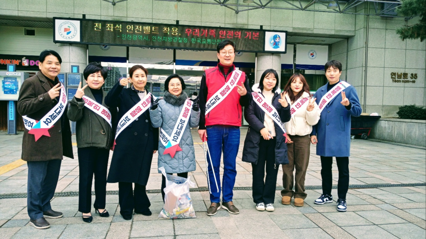 손범규 국민의힘 인천시당위원장(왼쪽에서 다섯번째)이 민심 청취와 민생 행보를 하고 있다.(사진=국민의힘 인천시당)