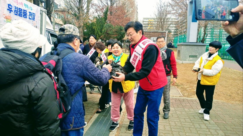 손범규 국민의힘 인천시당위원장(오른쪽)이 민심 청취와 민생 행보를 하고 있다.(사진=국민의힘 인천시당)