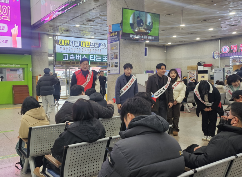 손범규 국민의힘 인천시당위원장(왼쪽 첫번째)이 민심 청취와 민생 행보를 하고 있다.(사진=국민의힘 인천시당)