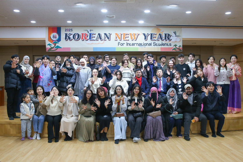 대한외국인지원센터가 국제청소년연합 인천센터 소강당에서 외국인 유학생을 위한 설맞이 행사를 진행하고 기념촬영을 하고 있다.(사진=대한외국인지원센터)