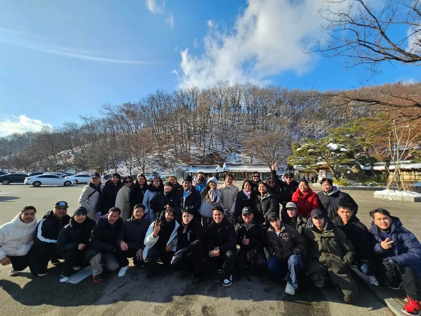 다문화종합지원센터가 한국민속촌에서 인천•경기 지역 외국인 근로자와 다문화가정을 대상으로 설맞이 캠프를 진행하고 기념촬영을 하고 있다.(사진=다문화종합지원센터)