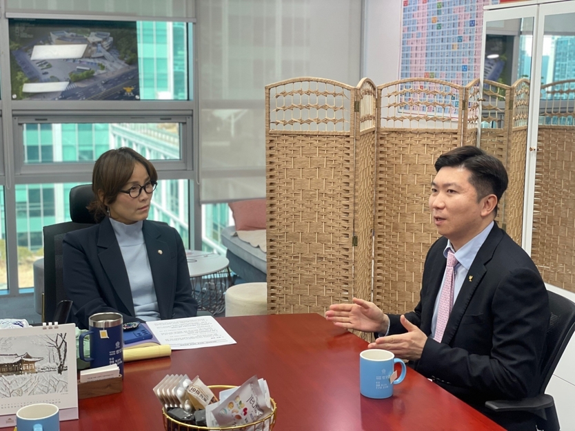 임오경 국회의원(왼쪽)이 유승민 대한체육회장 당선인과 환담을 하고 있다.(사진=임오경의원사무실)