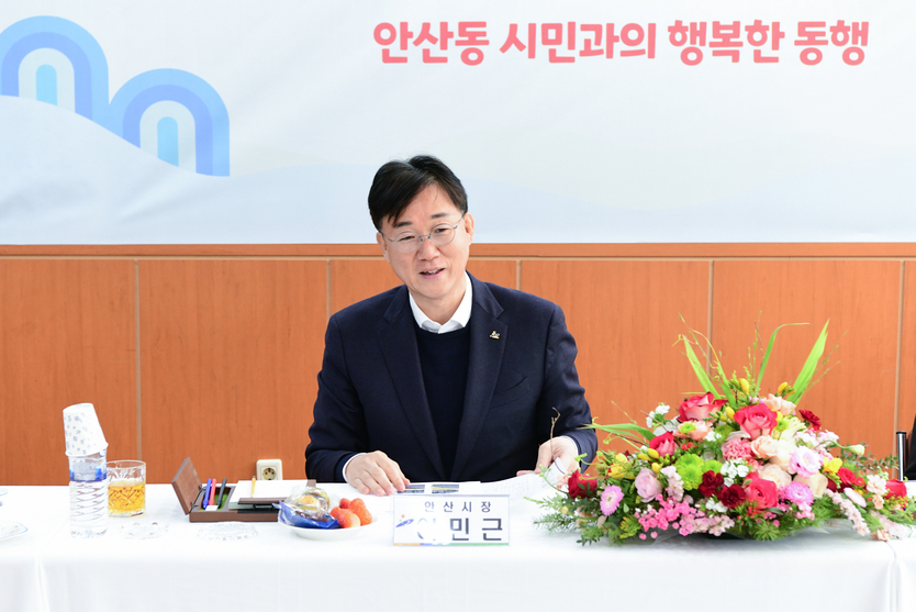 이민근 시장이 지난해 진행된 안산동 연두방문에서 대화를 진행하고 있다.ⓒ안산시