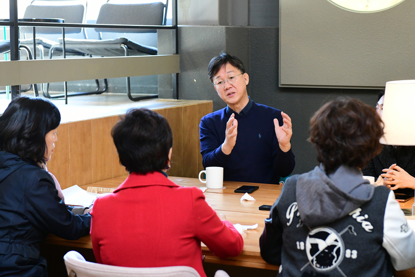 지난해 11월 진행된 '반월동 찾아가는 가치토크'에서 이민근 시장이 주민들과 현안에 대해 토론하고 있다.ⓒ안산시