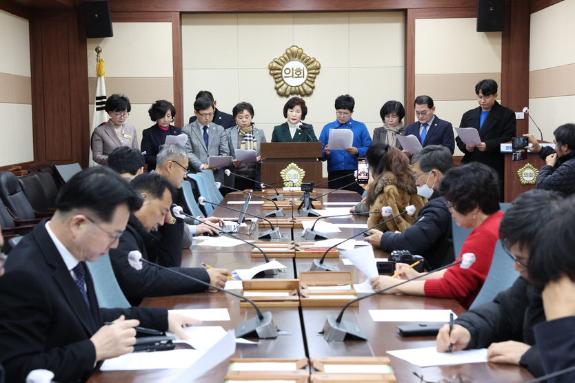 이영란 순천시의원과 더불어민주당 소속 의원들이 기자회견을 가지고 있다. ⓒ 순천시의회 제공