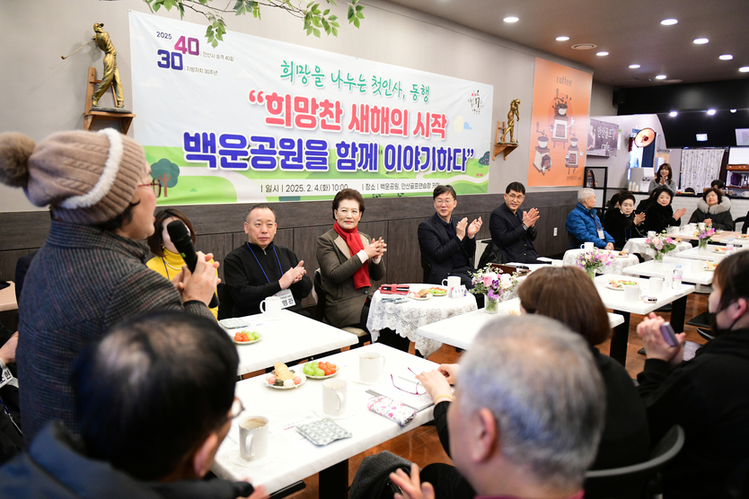 이민근 안산시장(가운데)이 안산골프연습장 카페에서 진행된 백운동 발전 방향 간담회에서 참여자의 발언을 듣고 있다.ⓒ안산시