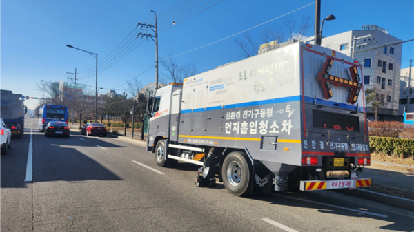 친환경 재비산먼지흡입 청소차량이 도로청소를 하고 있다. ⓒ 인천시 제공