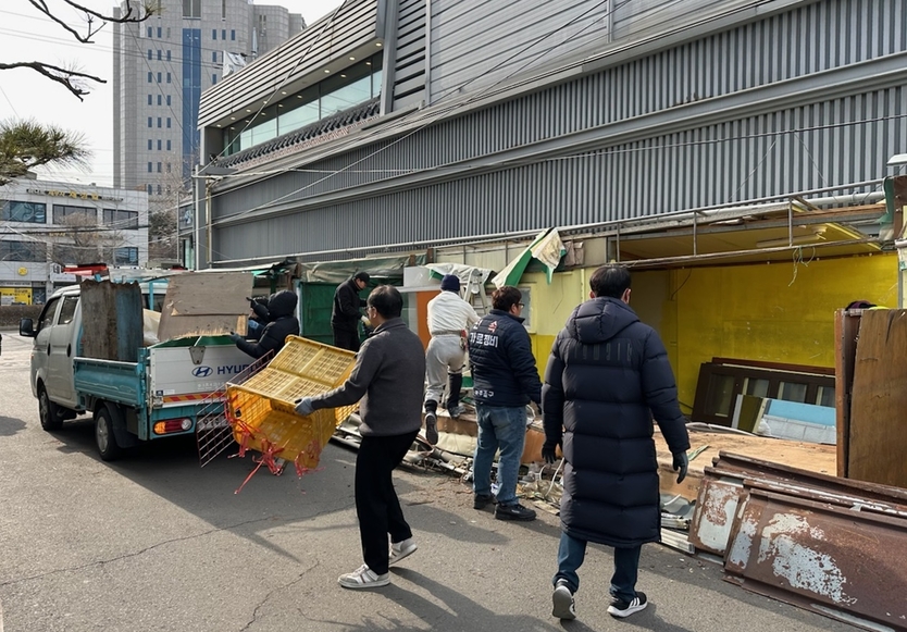 인천 미추홀구가 불법노점 행정대집행을 실시하고 있다. ⓒ 미추홀구 제공