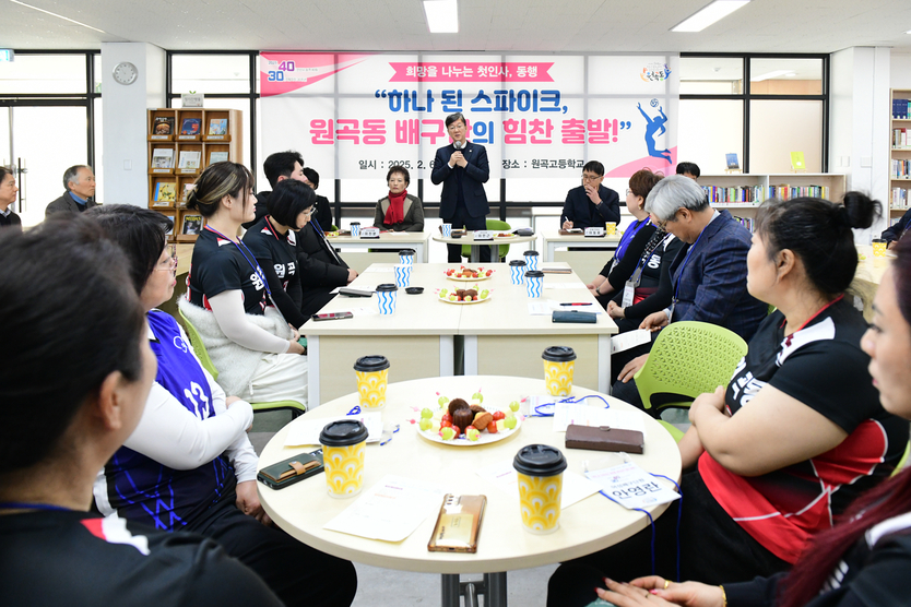 이민근 안산시장(가운데)이 '희망을 나누는 첫인사, 동행' 원곡동 방문에서 참여자들에게 새해 인사와 메세지를 전하고 있다.ⓒ안산시
