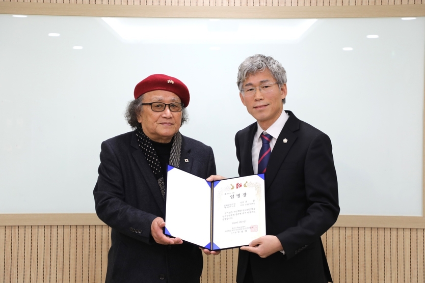 임용배 한국신문방송언론인연합회 이사장이 최훈 의원에게 임명장을 수여하고 기념촬영을 하고 있다. ⓒ 우리일보 db