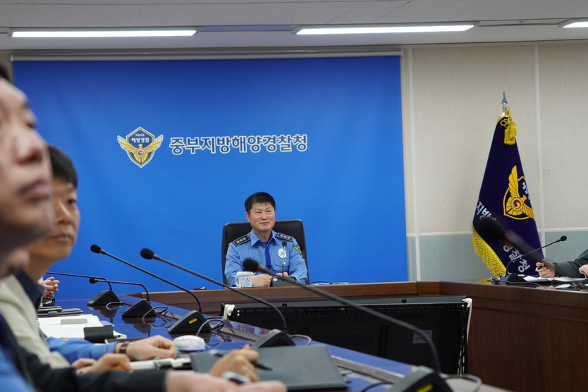 오상권 중부해경청장이 상황 점검을 하고 있다 ⓒ 중부지방행경청 제공